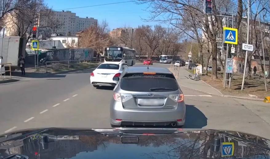 Полиция просит откликнуться очевидцев происшествия, чтобы наказать водителя "Мерседеса"