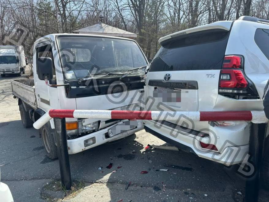 Грузовик протаранил Land Cruiser Prado во Владивостоке