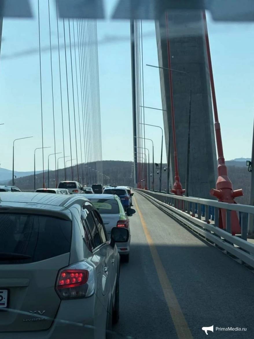 Огромная пробка собралась в сторону Русского острова