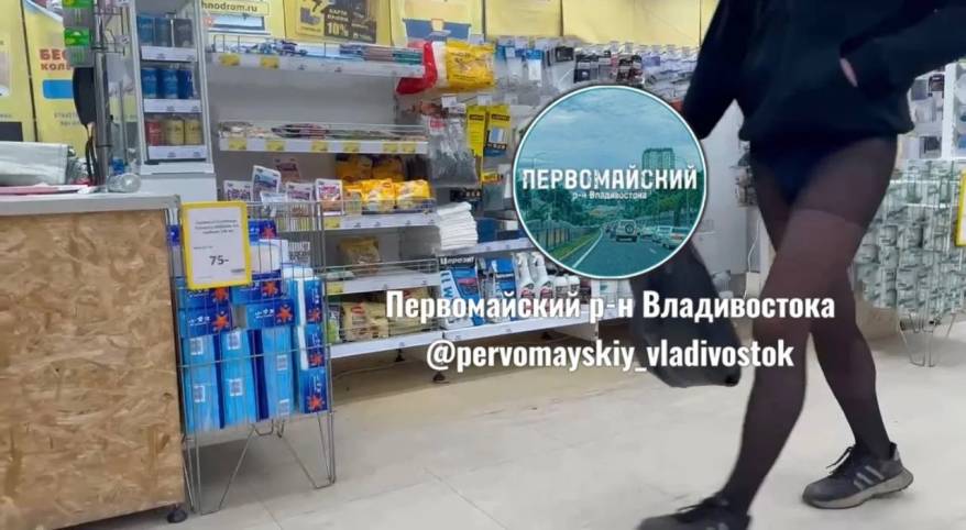 Мужчина в колготках "кошмарит" женщин во Владивостоке