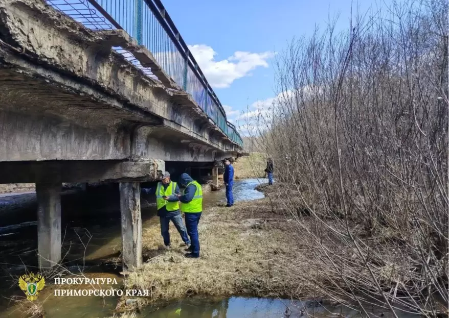 В Приморье частичного разрушился мост через ручей «Медвежий ключ»