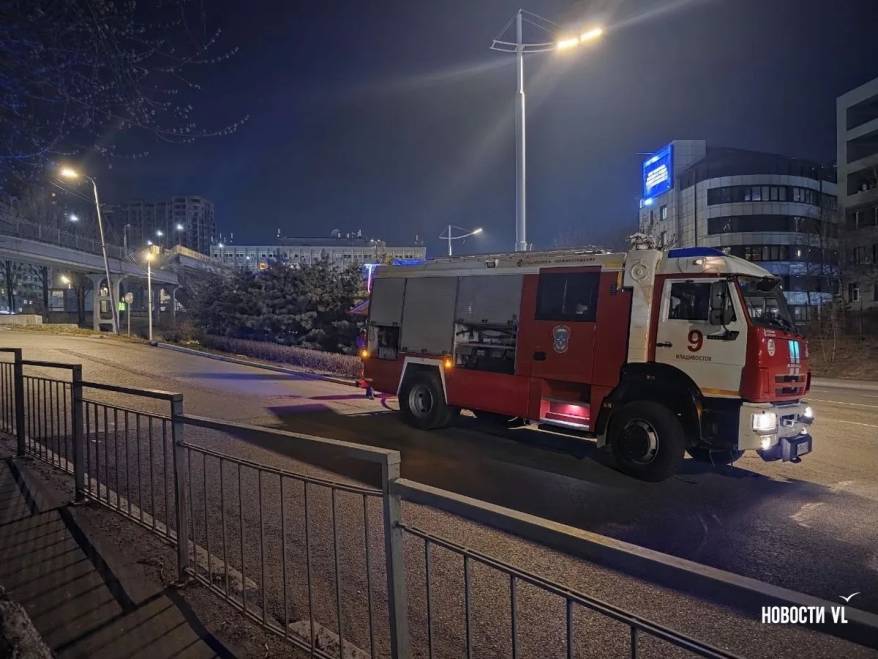 Во Владивостоке на парковке университета загорелся автобус