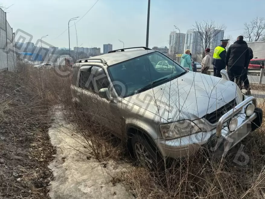 Перелетел через леера: жесткое ДТП с участием трех машин в пригороде Владивостока