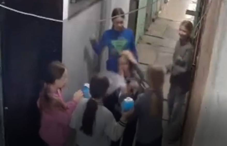 Подростки устраивают «шабаш» в многоквартирном доме в Артеме