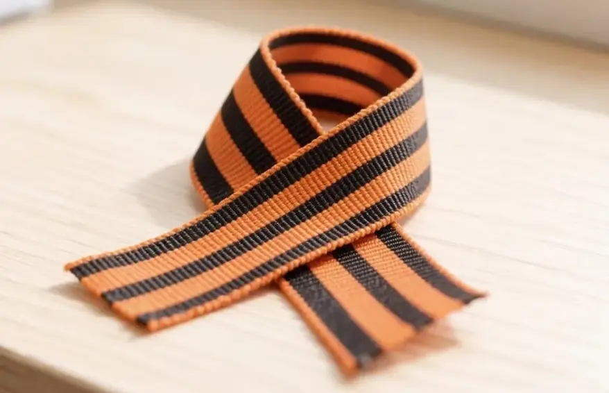 Режим работы Сбера в майские праздники: ко Дню Победы банк подготовил георгиевские ленты и тематически оформил крупнейшие офисы