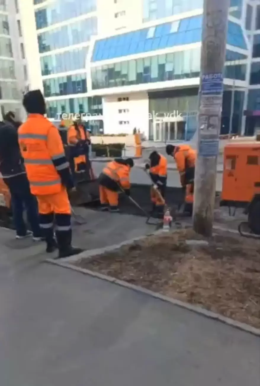 Во Владивостоке на улице Енисейской начали заделывать яму