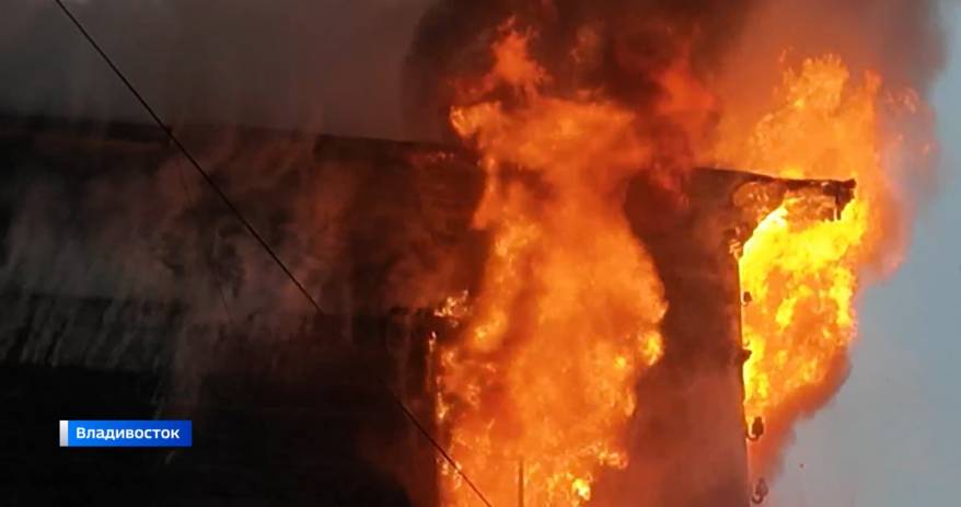 Возгорание в многоэтажке во Владивостоке: пожарные вынесли женщину из квартиры