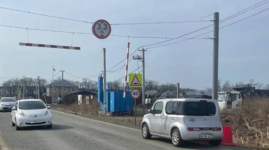 Новые габаритные ворота не выдержали натиска на трассе в Надеждинском районе