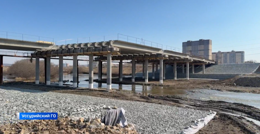 Олег Кожемяко проверил ход ремонта Чичеренского моста через реку Раковка