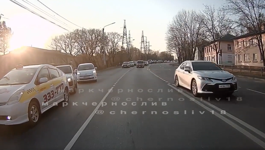 "Ну, наглый": поступок водителя в Приморье вызвал шквал негодования в Сети