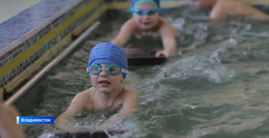 Во Владивостоке детсадовцев учат плаванию