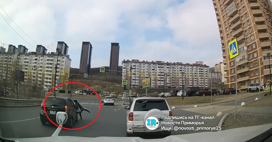 Во Владивостоке женщина бросилась под колеса проезжающего автомобиля