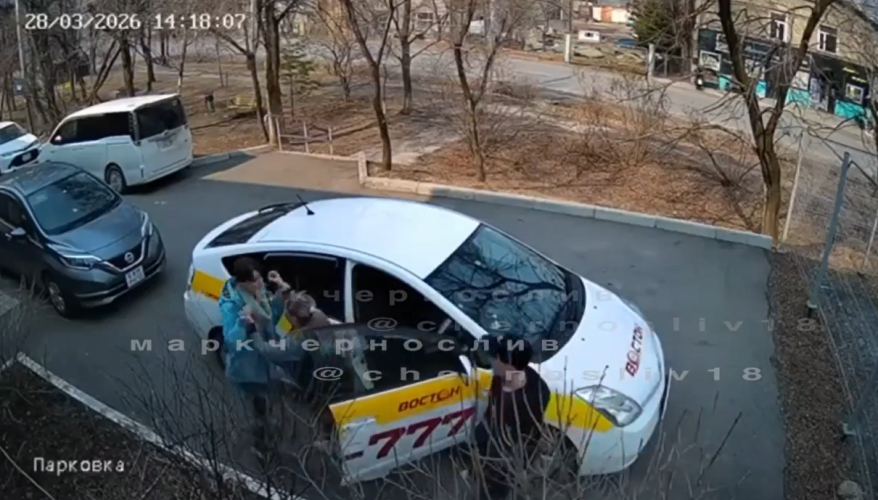 Две "амазонки" устроили жесткую разборку на придомовой парковке в Уссурийске