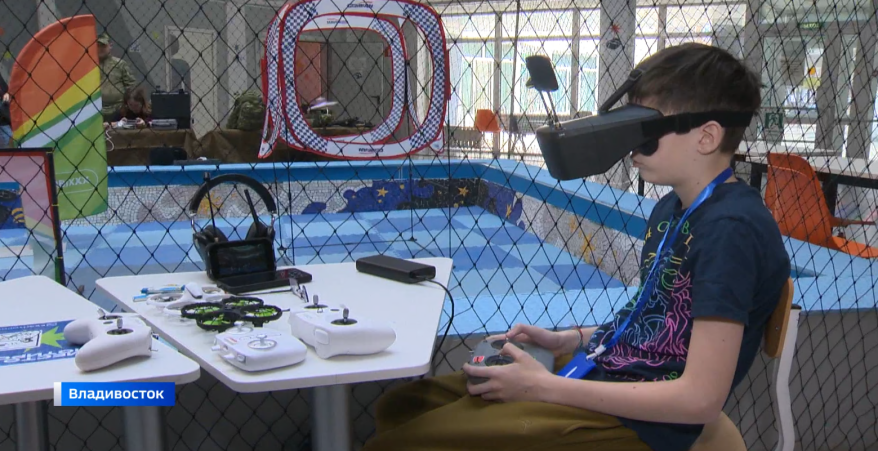 Во Владивостоке школьников учат управлять дронами