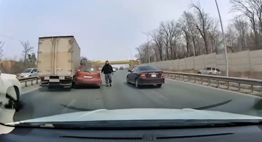 Момент массового ДТП в пригороде Владивостока попал на видео