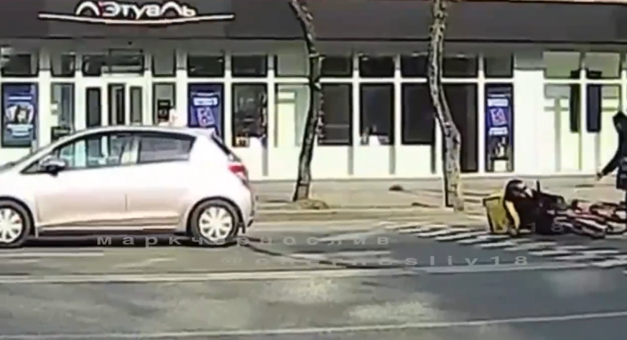 В Приморье малолитражка сбила курьера на велосипеде