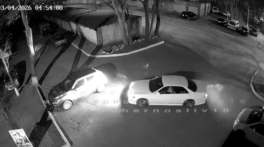"Жалко машины: "мастер парковки" устроил "шоу" ночью во дворе в Уссурийске