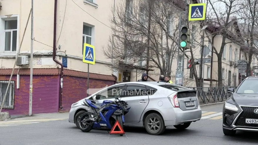 Два автомобиля по очереди врезались в мотоциклиста во Владивостоке