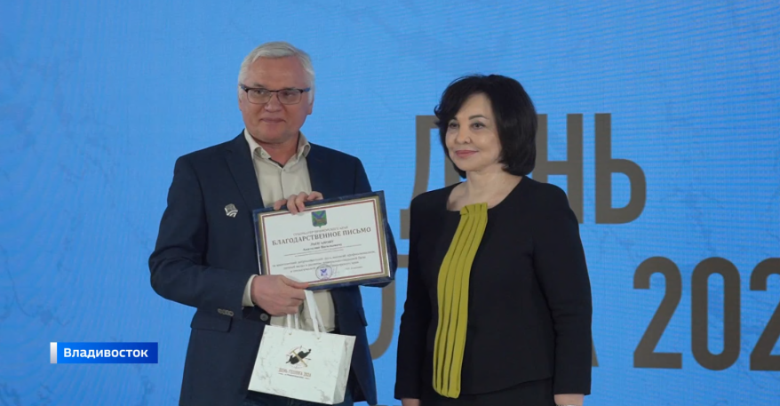 Вера Щербина накануне Дня геолога вручила заслуженные награды работникам отрасли