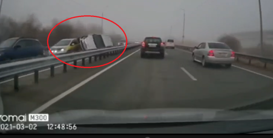 Момент жесткого ДТП с "перевертышем" попал на видео в Приморье