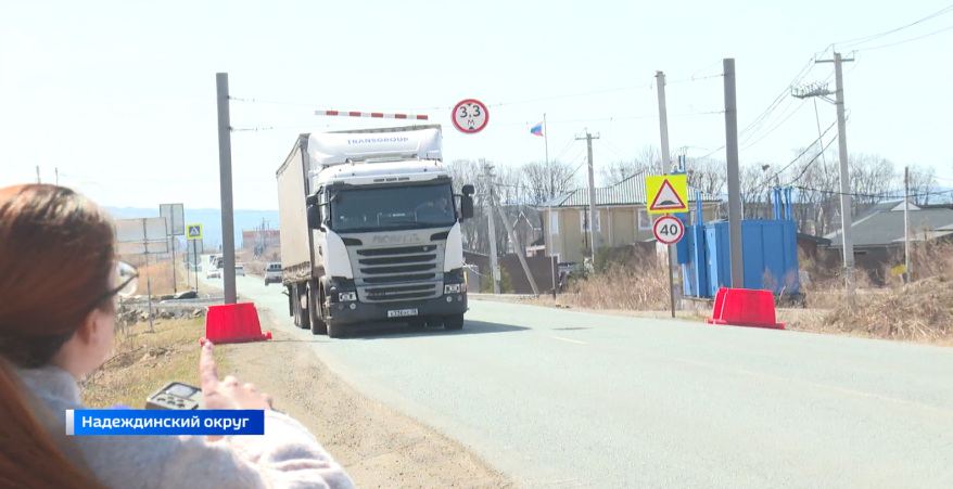 Караваны большегрузов "убивают" дороги в селах Надеждинского округа