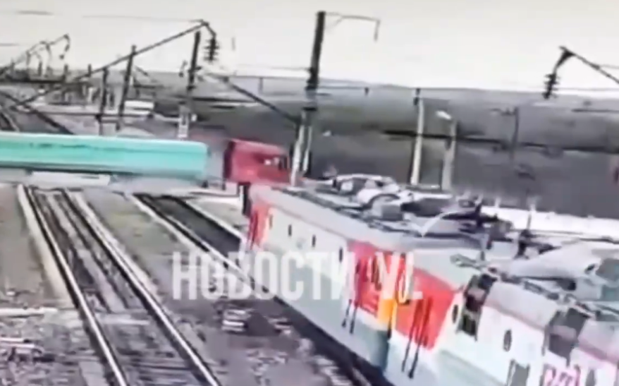 Момент столкновения поезда Владивосток — Москва с большегрузом попал на видео