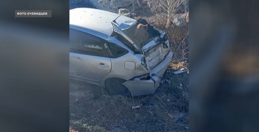 "Легковушка приземлилась в огороде": дом в Мирном стал мишенью для "автобоулинга"