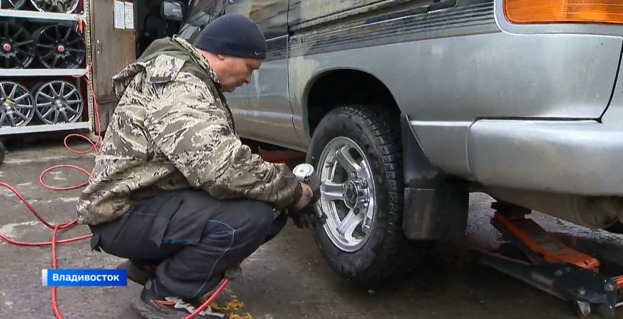 Сотни машин за день: приморцы активно "переобувают" свои автомобили в летнюю резину