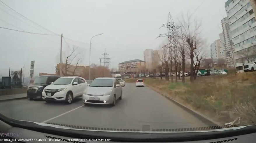 "Очумел, олень": ситуация на дороге во Владивостока привела в ярость автолюбителя