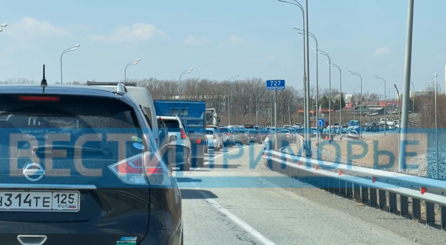 Дичайшая пробка образовалась на трассе в Приморье