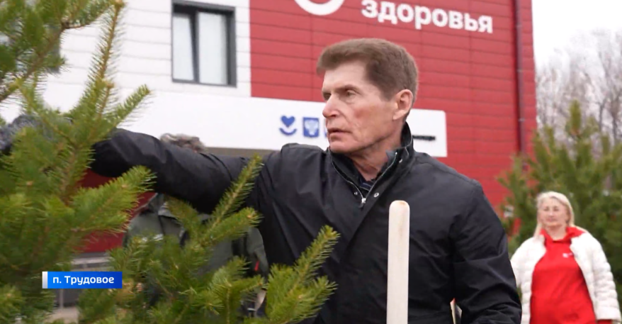 Губернатор Приморья поучаствовал в озеленении территории поликлиники в Трудовом