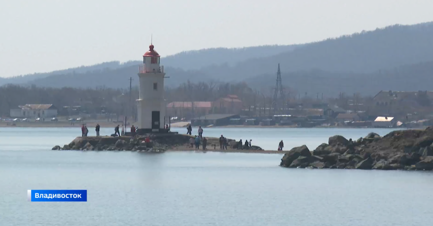 Сотрудники FESCO навели порядок в Сквере юнг и на Токаревской кошке во Владивостоке