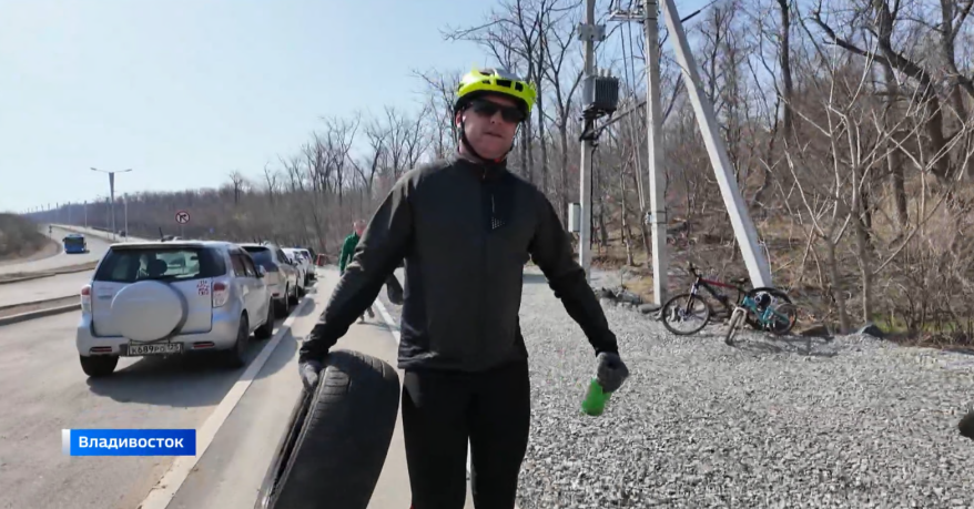 Велосипедисты Владивостока открыли сезон субботником на Русском острове