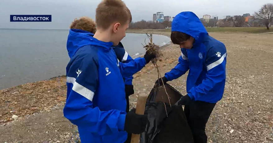 Новый арт-объект установили активисты во время субботника на набережной Арсеньева во Владивостоке