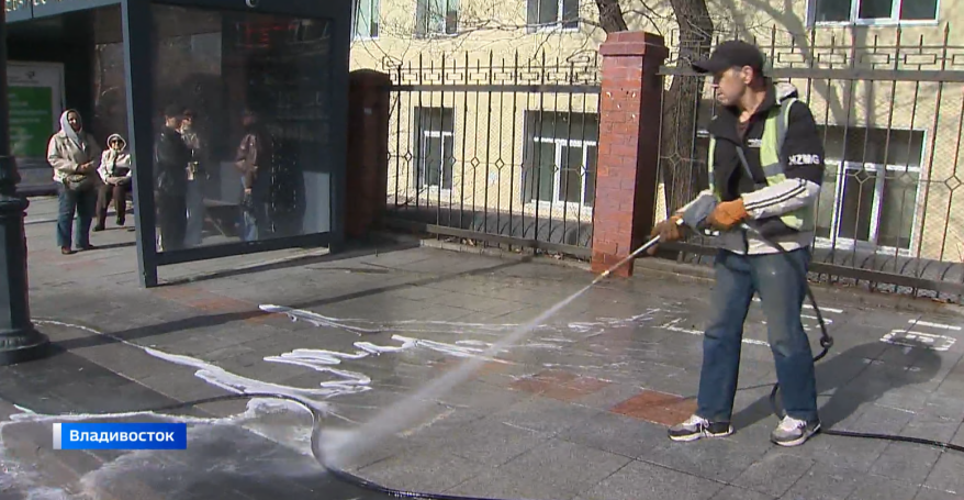 Масштабная уборка: Владивосток отмывают от накопившей за зиму грязи