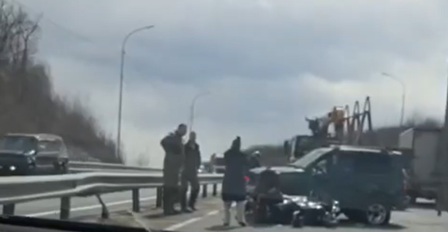 Серьезное ДТП осложнило движение на трассе во Владивостоке