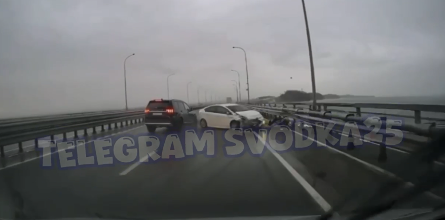 Момент жесткого ДТП на низководном мосту Владивостока попал на видео