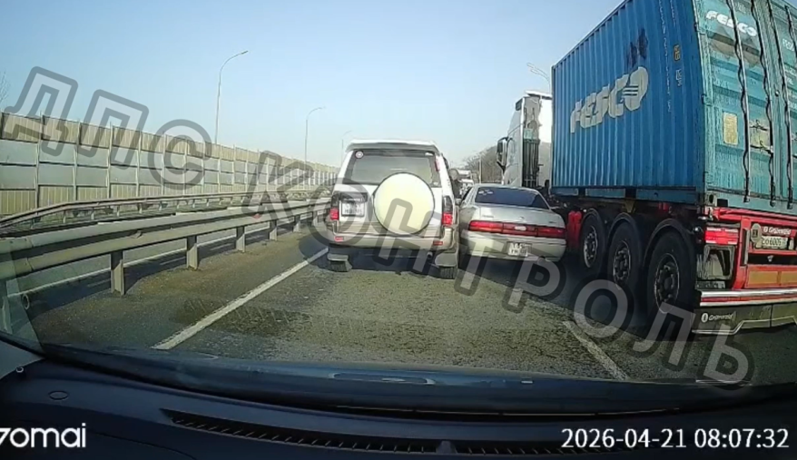 "Поцелуя было мало": в Сеть попало видео ДТП, из-за которого образовался мощный затор во Владивостоке