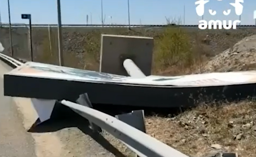 Огромный рекламный щит рухнул на дорогу в Приморье