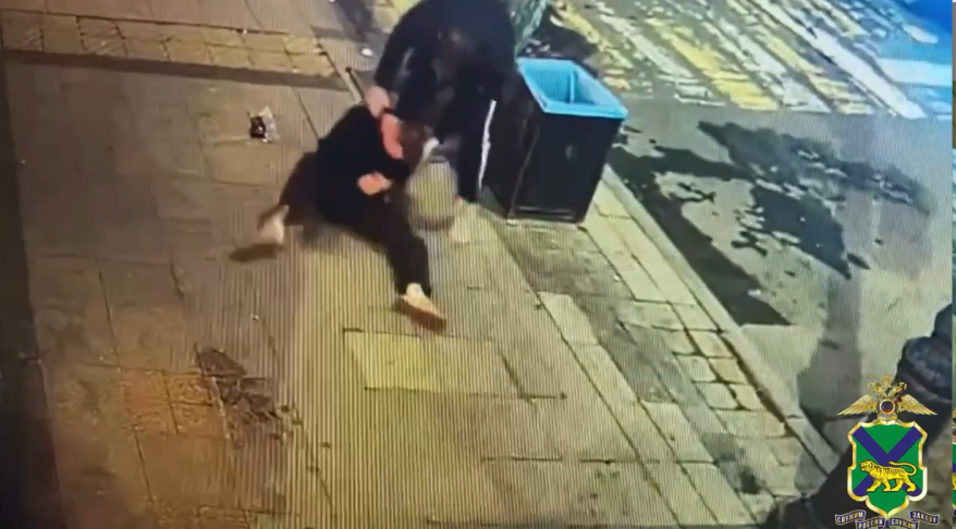 Парня подстрелили возле бара в центре Владивостока