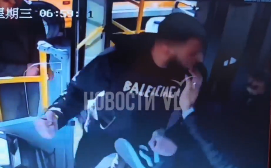 Бородач влетел в салон автобуса и набросился с кулаками на водителя во Владивостоке