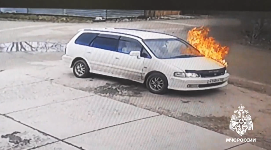 В Приморье загорелся автомобиль, в котором находились женщина с ребенком