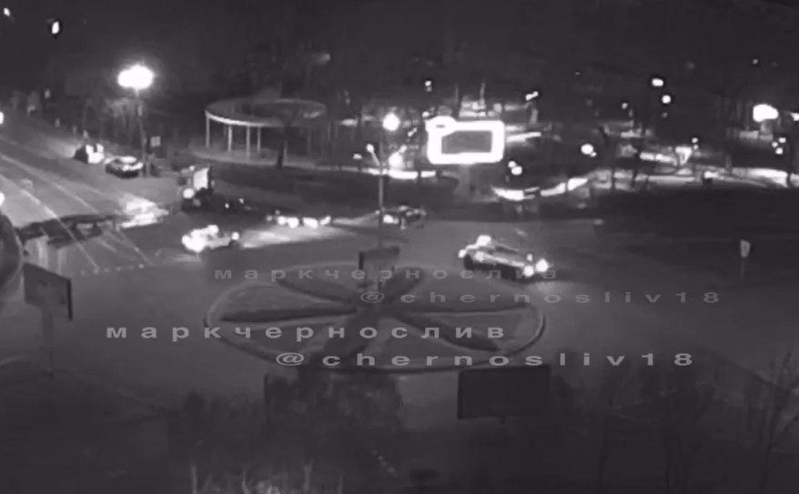 Дорогу залило топливом после жесткого ДТП в Приморье