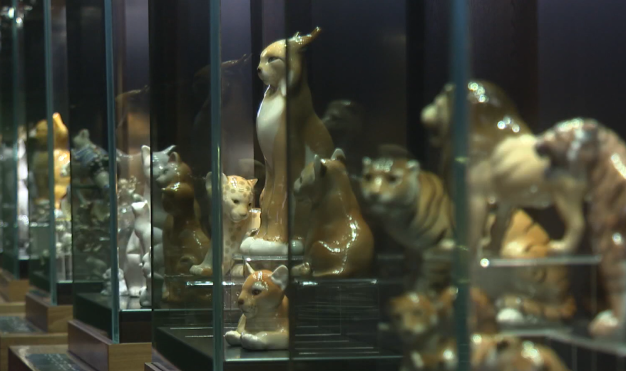 «Кошки. Домашние и дикие» — уникальная выставка фарфора. Интервью