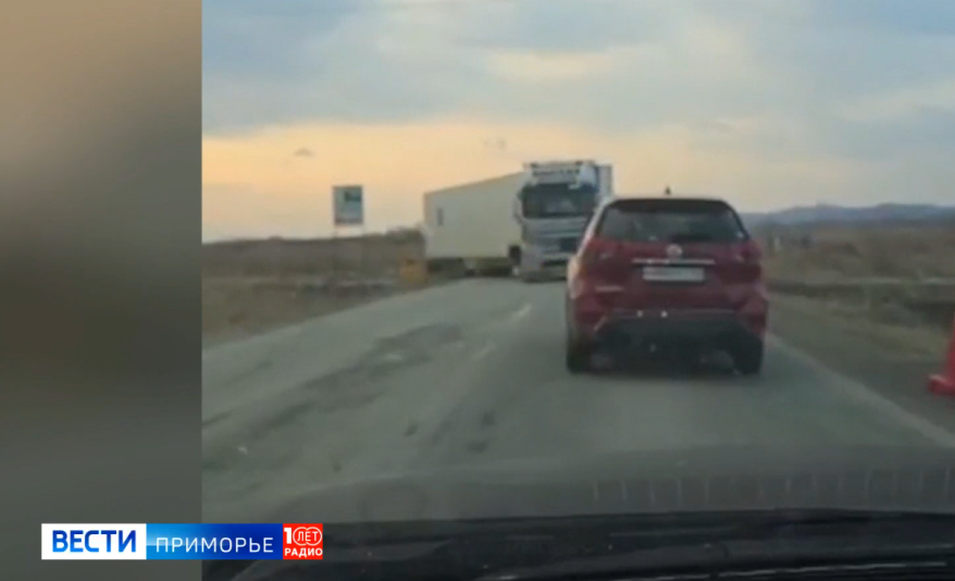 В Прохладном грузовик снёс весогабаритный контроль