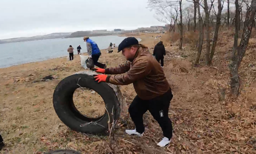 Субботник на побережье собрал на берегу бухты Аякс почти сотню горожан