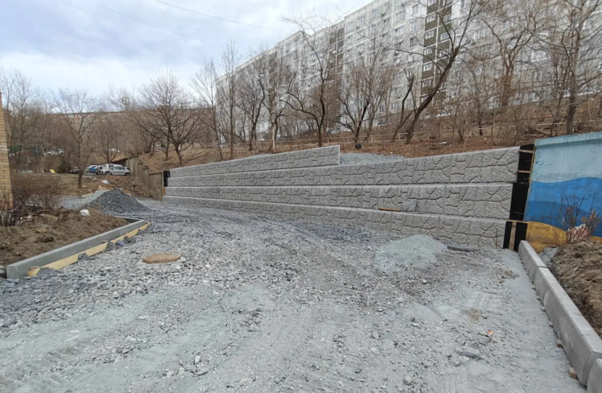 Во Владивостоке укрепляют подпорные стены: начался монтаж новых опорных блоков