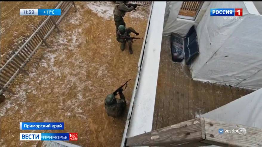 В Приморье мотострелки берут с боем различные здания