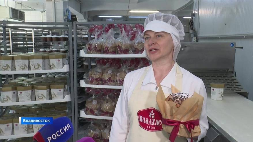 С уважением к пасхальным традициям выпекают куличи во Владивостоке