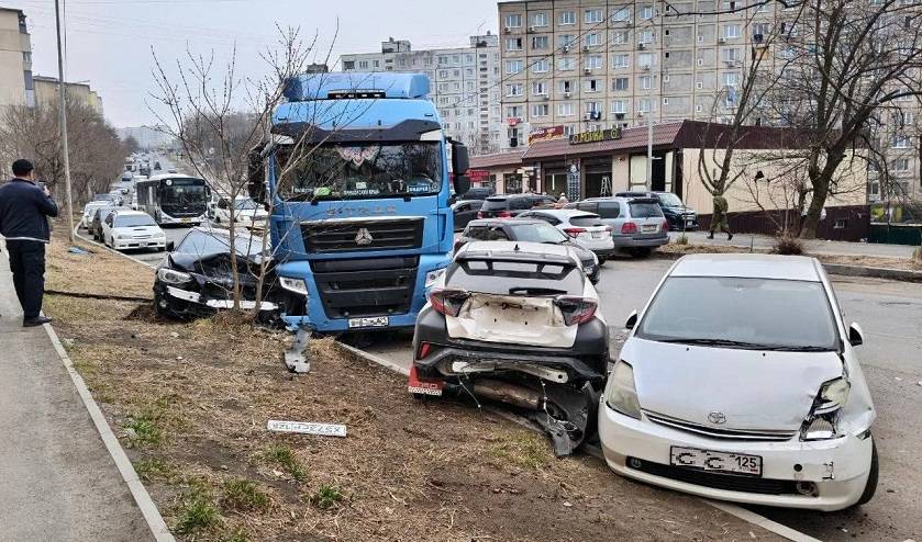 Водитель тягача в хлам разнес несколько припаркованных авто во Владивостоке